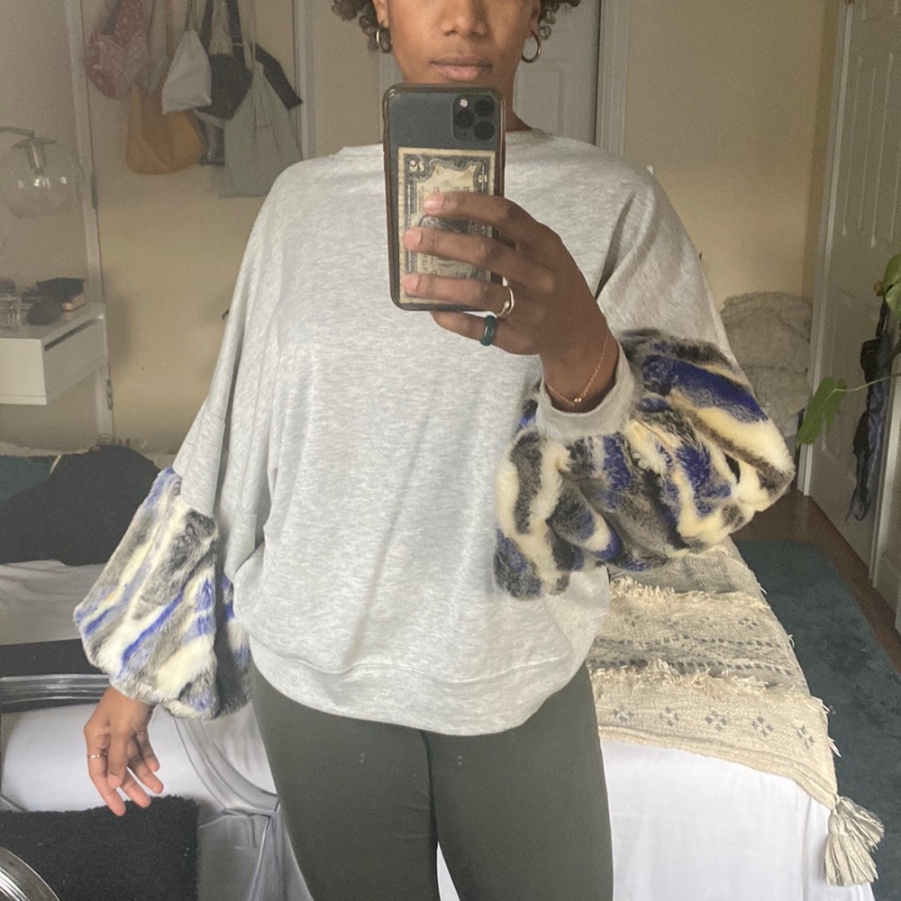 Zara gray sweatshirt with blue/white/gray faux fur sleeve detail